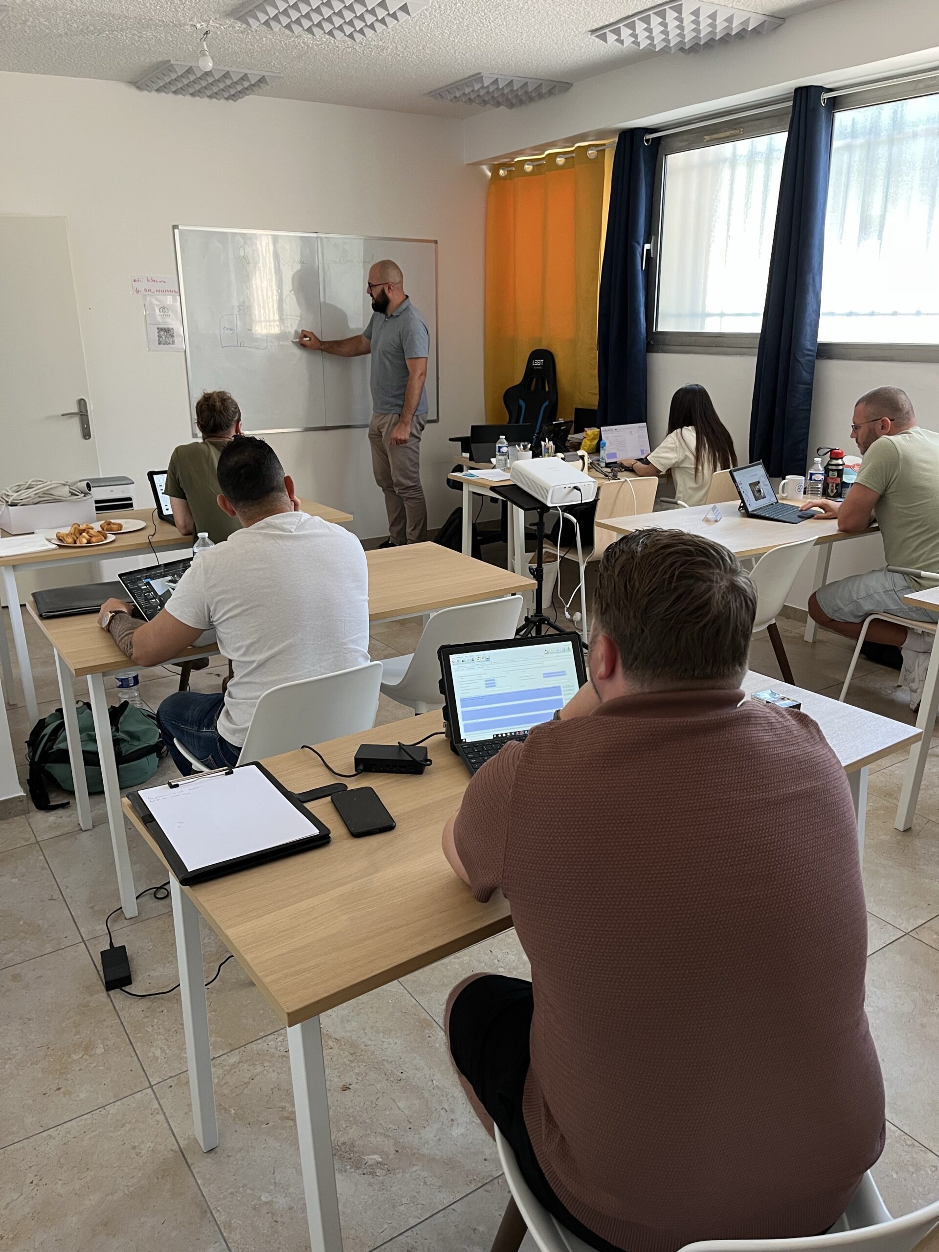 Formateur au tableau lors de la session d'audit énergétique chez Irilus Formation