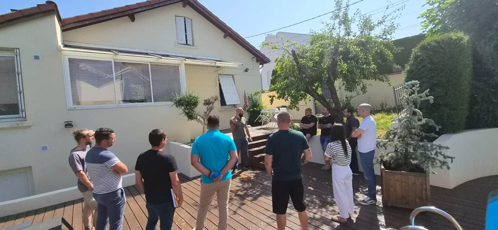 Candidats et formateur devant un bien immobilier lors de l'étude de cas terrain