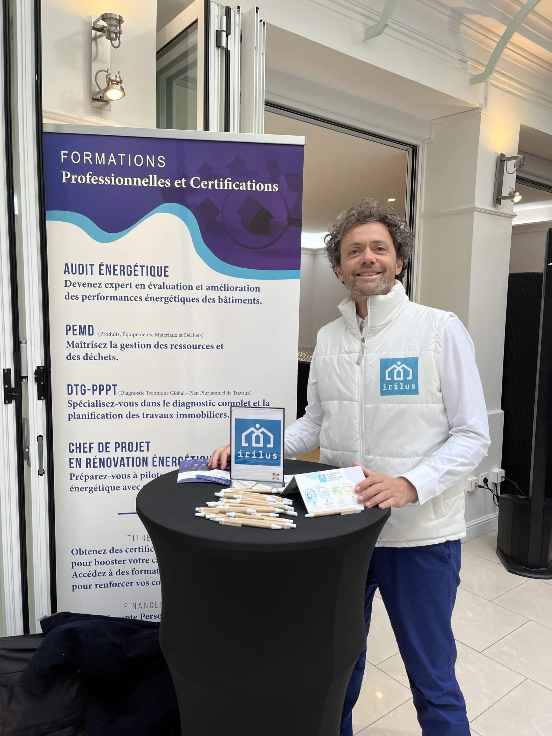 Guillaume Lyon sur le stand Irilus Formation aux Ateliers du Diag : formations audit énergétique, PEMD, DTG-PPPT