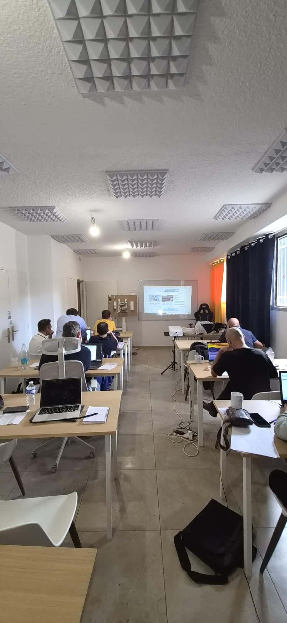 Stagiaires en formation DPE en présentiel dans une salle de cours Irilus Formation