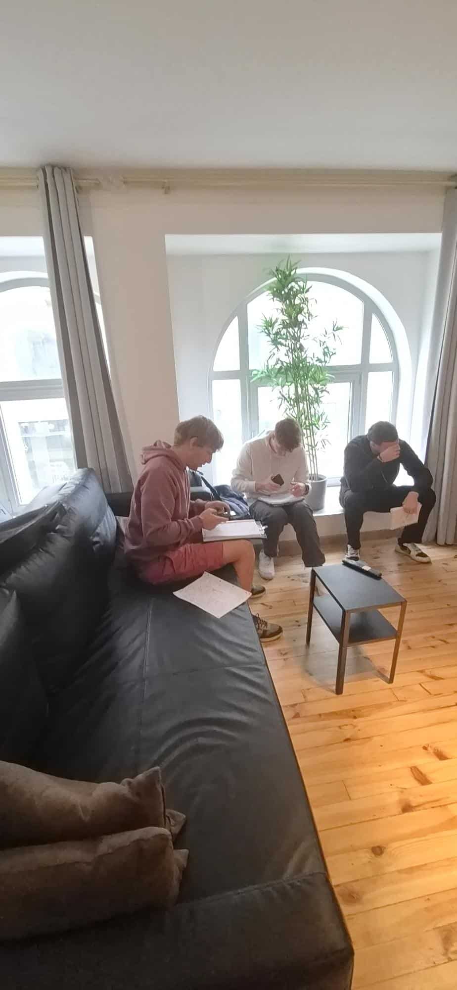 Participants réalisant les croquis et relevés d'un DPE sur la plateforme terrain